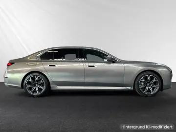 BMW 750e xDrive TV-Fond-Entert