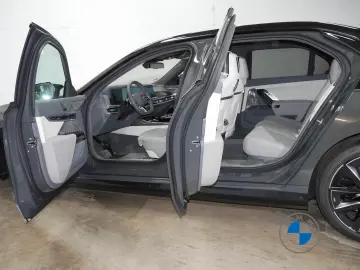 BMW i7 M70 xDrive 21  Individual Two-Tone Fond TV