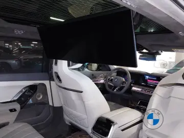 BMW i7 M70 xDrive 21  Individual Two-Tone Fond TV