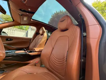 ASTON MARTIN ASTON MARTIN DBX 4.0 V8