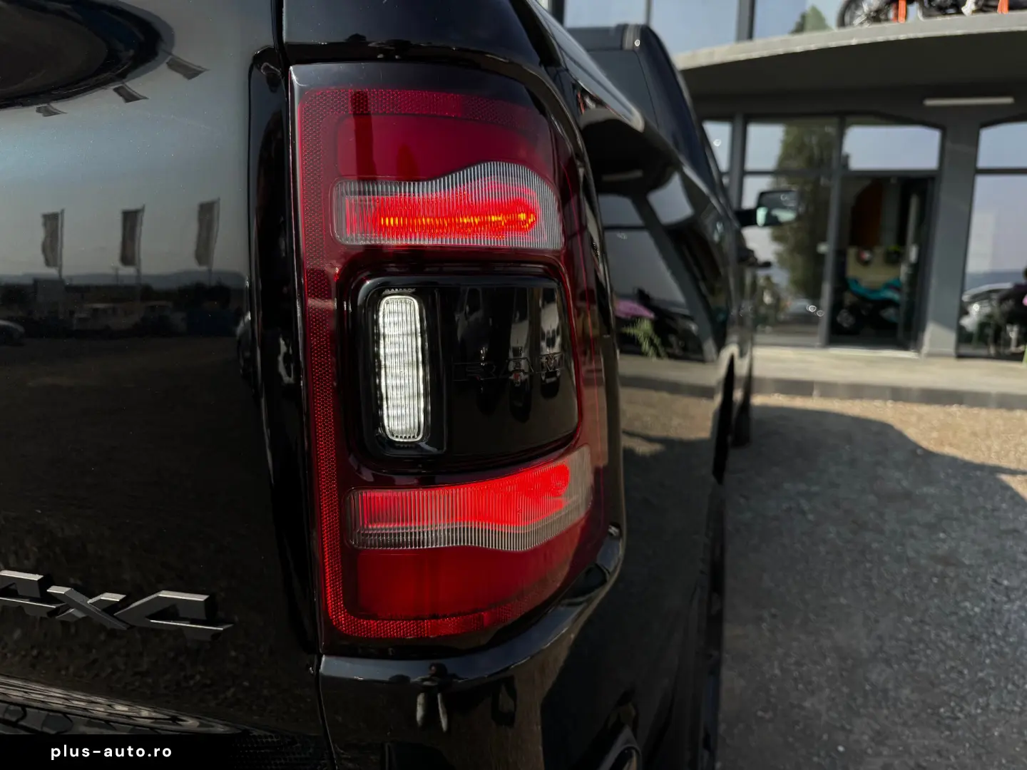 DODGE RAM 1500 SPORT    5.7 HEMI V8    PNEUMATIC