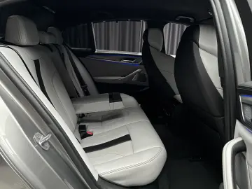 BMW M5 4 4 600 CP