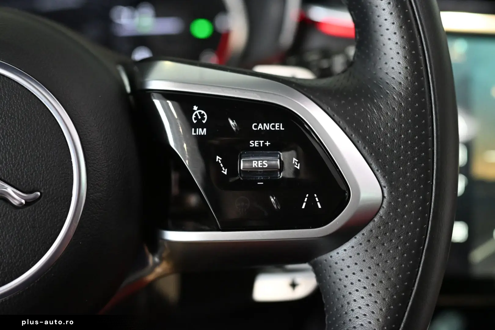 JAGUAR F-PACE R-Dynamic Black Pack AWD Pano Leder 22