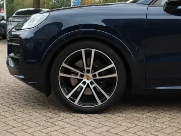 PORSCHE Cayenne Coupé 3.0 E-Hybrid   SOH 97 1%   Panoram