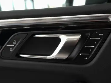PORSCHE Macan T SPORT-CHRONO PANO BOSE PDLS  KAM 1.HAND