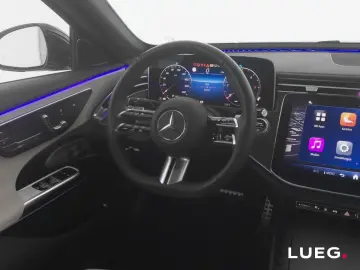 MERCEDES-BENZ E 220 d AMG Pano DLight Sitzklim Sthzg…