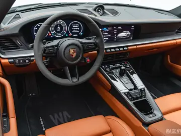 Porsche 911 992.2 Carrera 4S BI-COLOR COGNAC INNODRIVE S