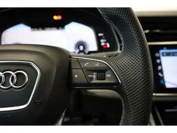 AUDI Q8 55 TFSI e quattro S line