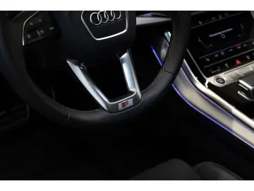 AUDI Q8 55 TFSI e quattro S line