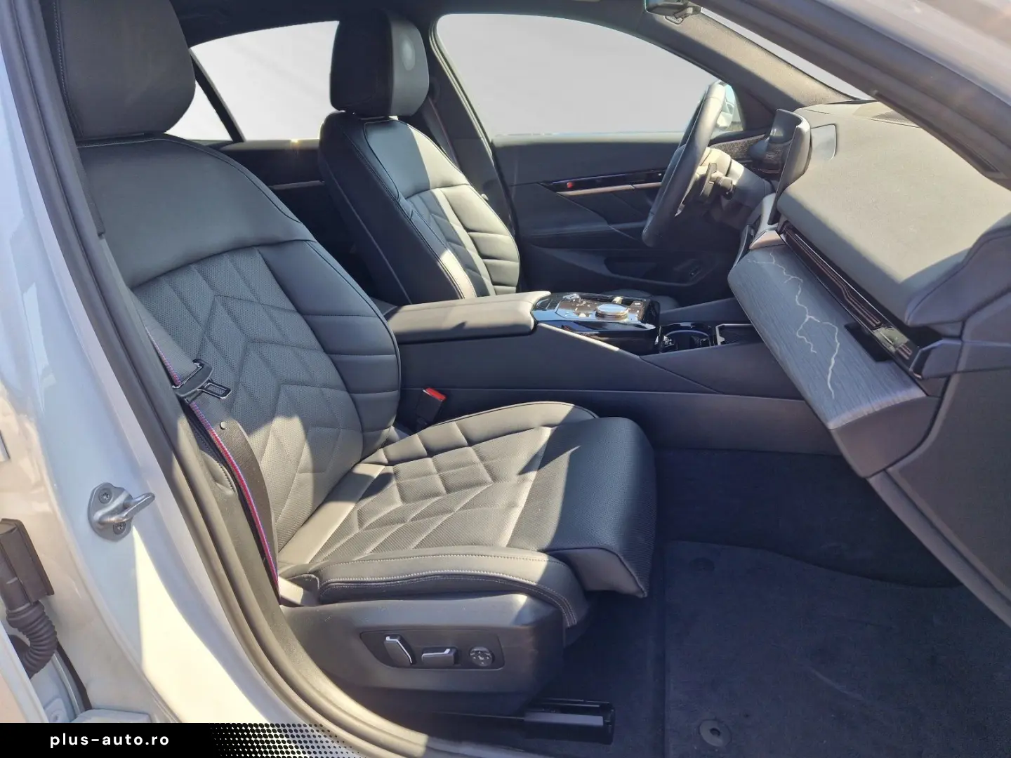 BMW 530e M Sport Pro AHK Pano 21 LMR B&W