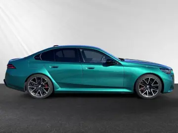BMW M5 Limousine AHK Panorama B&W