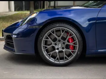 Porsche 992 911 Carrera 4S InnoDrive Surround-View BOSE