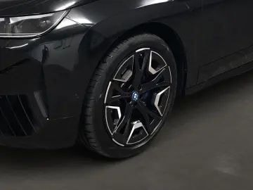 BMW iX xDrive50 AHK Laser Suite Panorama ACC 360