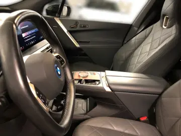 BMW iX xDrive50 AHK Laser Suite Panorama ACC 360
