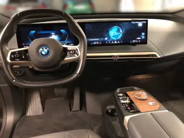 BMW iX xDrive50 AHK Laser Suite Panorama ACC 360