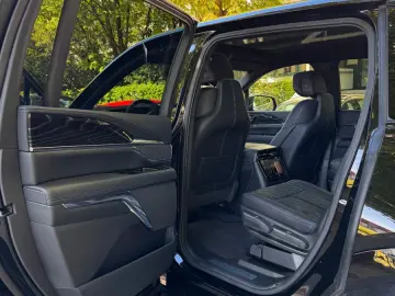 Cadillac Escalade IQ Premium Sport 7 Seater