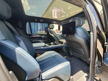 Cadillac Escalade IQ L Premium Sport