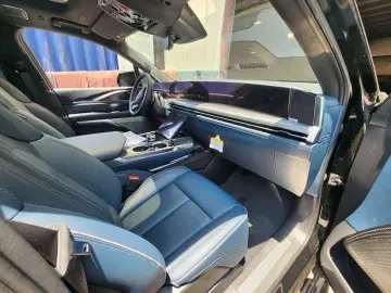 Cadillac Escalade IQ L Premium Sport