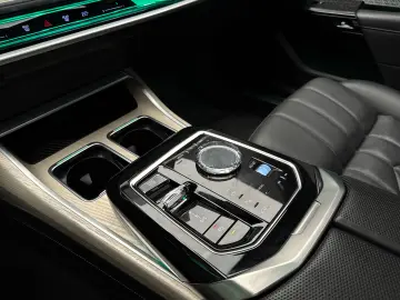 BMW M760e  HUD Pano Theatre  360 Stoc!!!