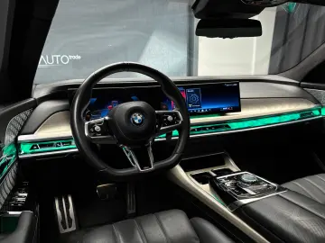 BMW M760e  HUD Pano Theatre  360 Stoc!!!