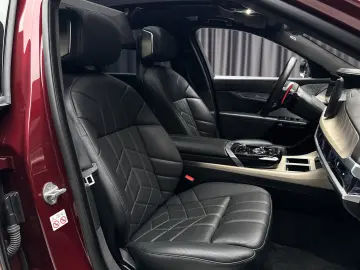 BMW M760e  HUD Pano Theatre  360 Stoc!!!