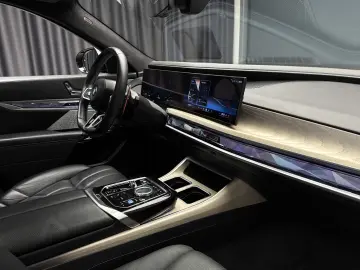 BMW M760e  HUD Pano Theatre  360 Stoc!!!