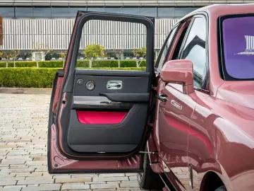 ROLLS ROYCE Cullinan Black Badge Series II 23  Lounge Seats