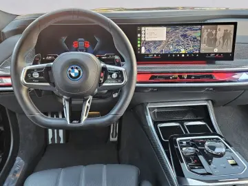 BMW 760 M760e xDrive HUD B&W