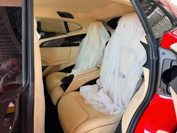 Ferrari Purosangue Atelier Rosso Corsa Crema Nero Massage