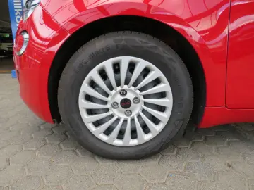 FIAT 500e Red 42kWh Navi DAB Fahrer-Assistenzsysteme