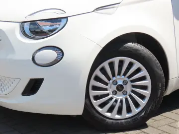 FIAT 500e 42 kWh Klimaauto. CarPlay Touchscreen