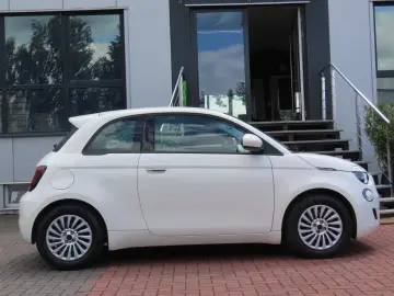 FIAT 500e 42 kWh Klimaauto. CarPlay Touchscreen