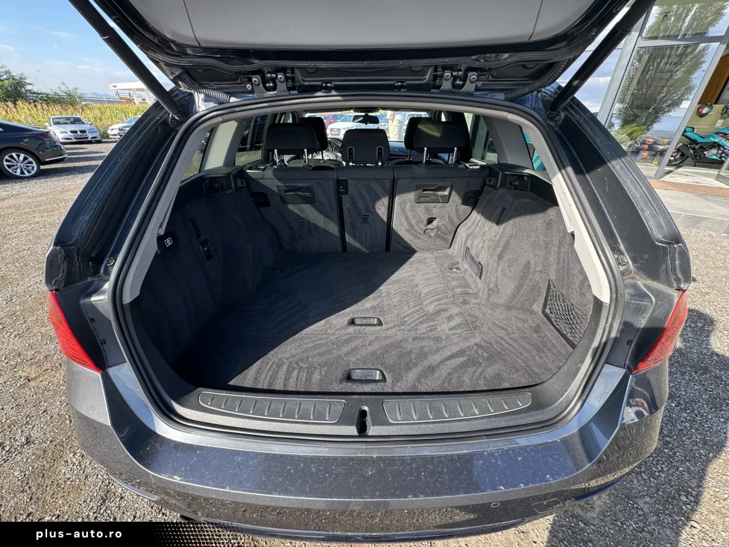 BMW 320i    AUTOMAT    BI-XENON    JANTE R18