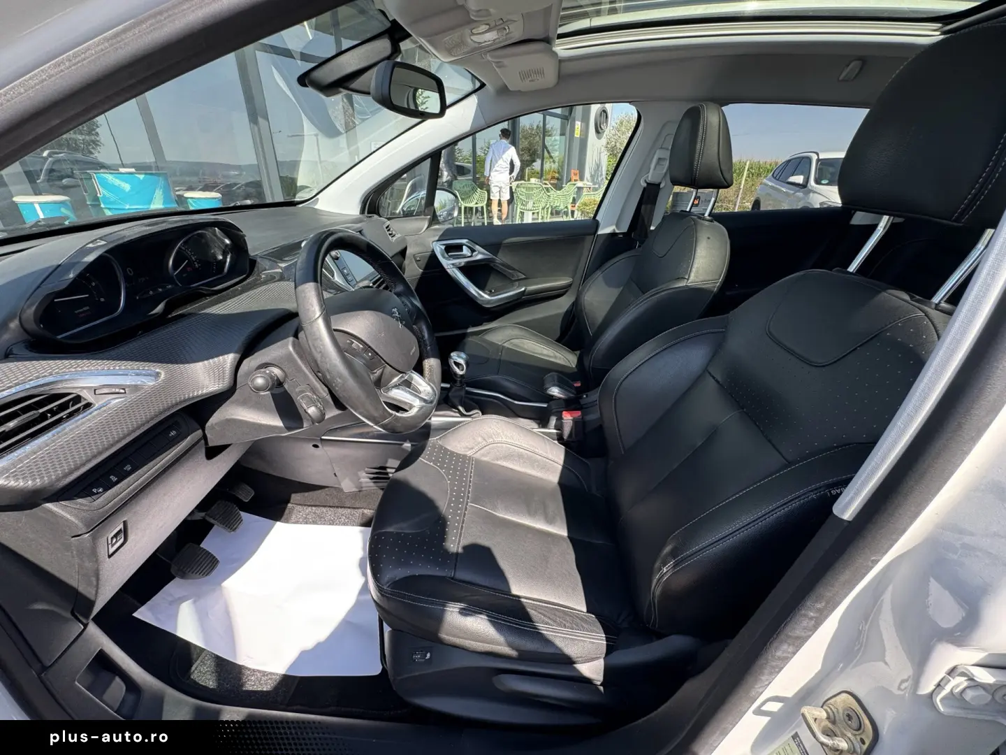 PEUGEOT 2008    1.6 e-HDi    NAVIGATIE    DUBLU CLIMA