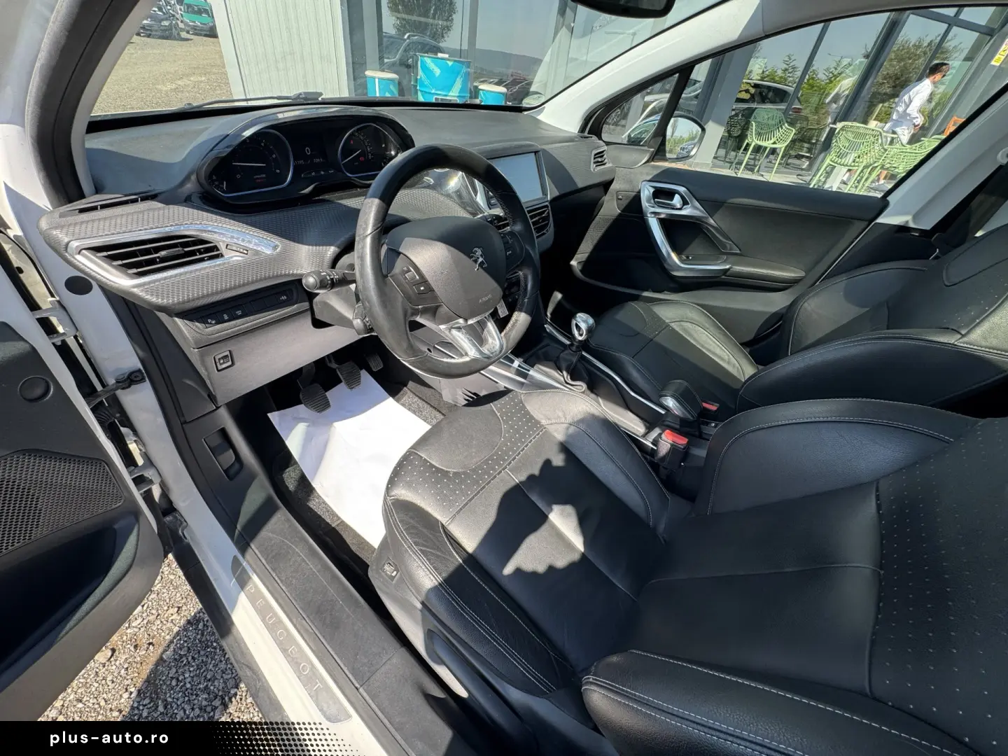 PEUGEOT 2008    1.6 e-HDi    NAVIGATIE    DUBLU CLIMA