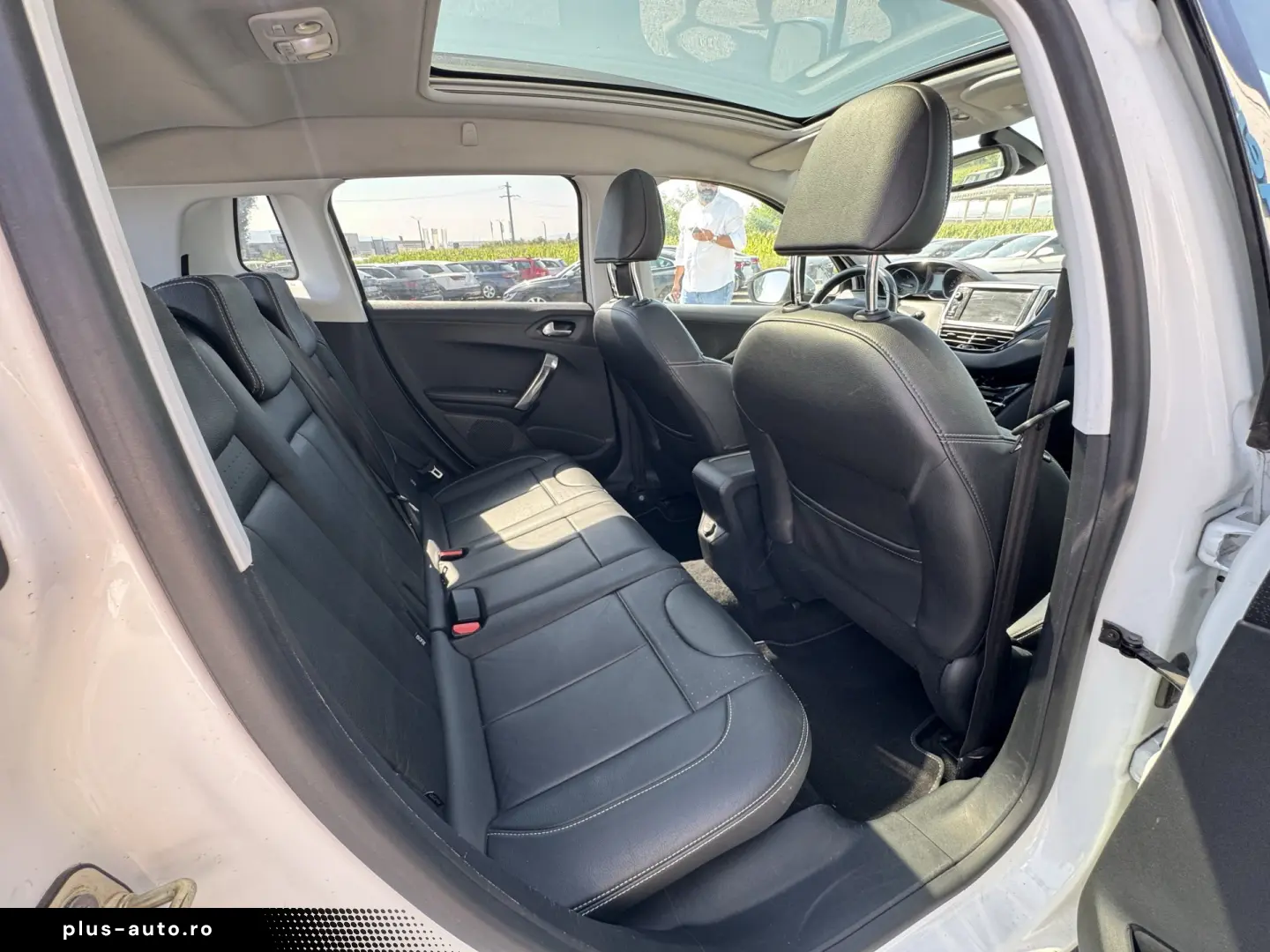 PEUGEOT 2008    1.6 e-HDi    NAVIGATIE    DUBLU CLIMA