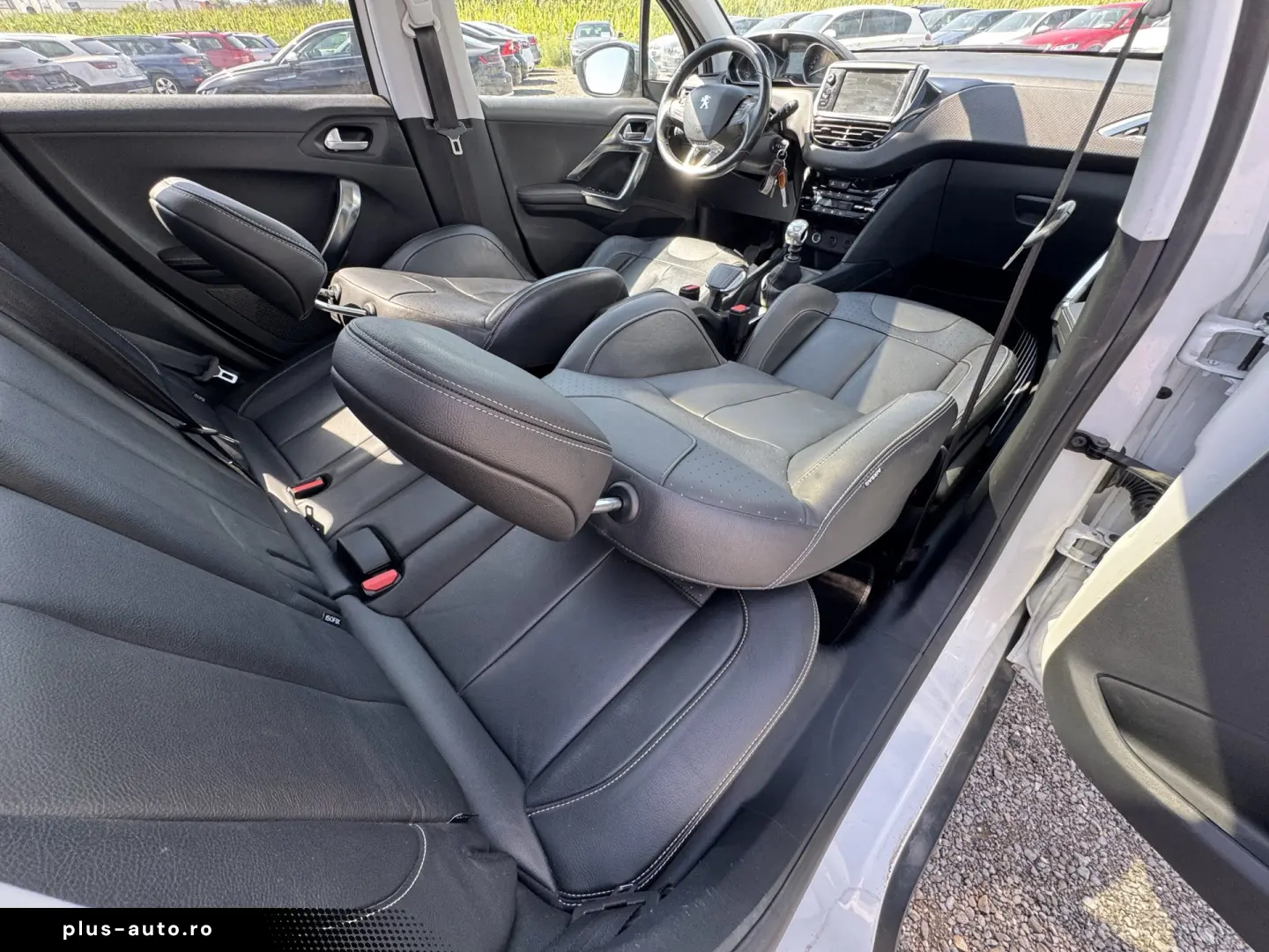 PEUGEOT 2008    1.6 e-HDi    NAVIGATIE    DUBLU CLIMA