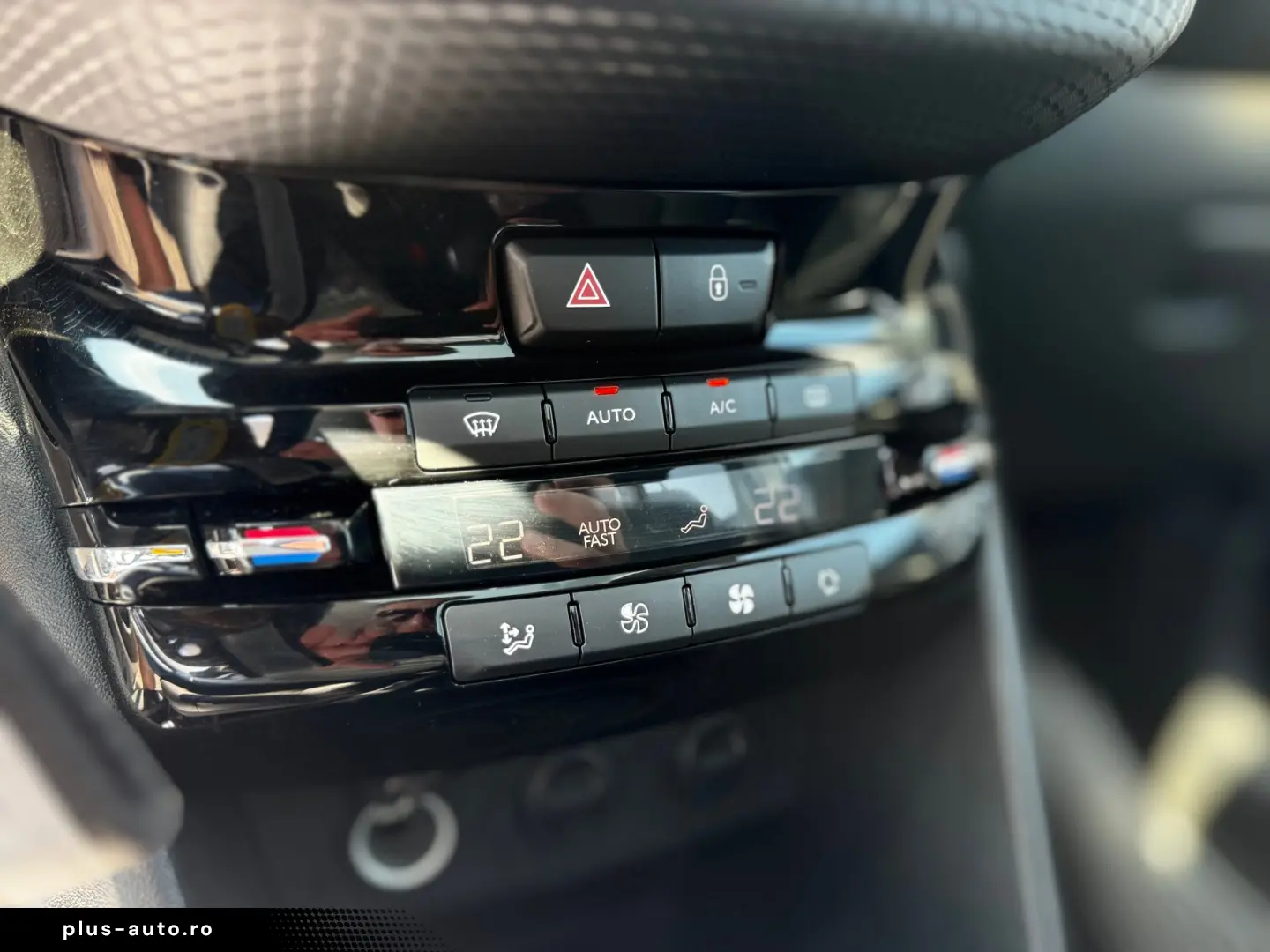 PEUGEOT 2008    1.6 e-HDi    NAVIGATIE    DUBLU CLIMA