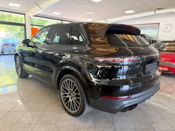 PORSCHE Cayenne Platinum Edition