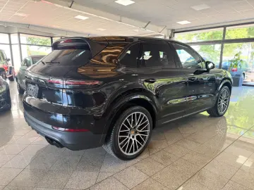PORSCHE Cayenne Platinum Edition