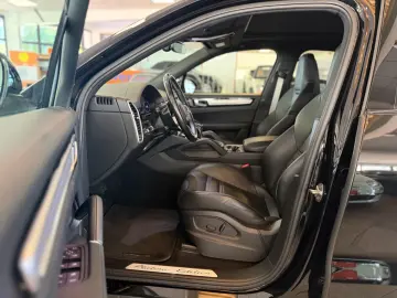 PORSCHE Cayenne Platinum Edition