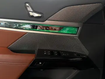 BMW 740d xDrive Fond-Entertainment SkyLounge