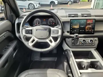 Land Rover Defender 110 D300 X-Dynamic