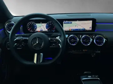 MERCEDES-BENZ CLA 200 AMG Line Night Distronic 360