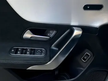 MERCEDES-BENZ CLA 200 AMG Line Night Distronic 360