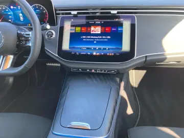 MERCEDES-BENZ E 200 AMG Adv. Navi LED Distr. Kam Night PTS