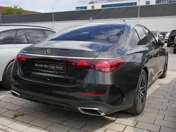 MERCEDES-BENZ E 220 d Limo AMG DISTRONIC PANO NIGHT-…