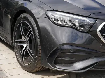 MERCEDES-BENZ E 220 d Limo AMG DISTRONIC PANO NIGHT-…