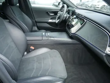 MERCEDES-BENZ E 220 d Limo AMG DISTRONIC PANO NIGHT-…