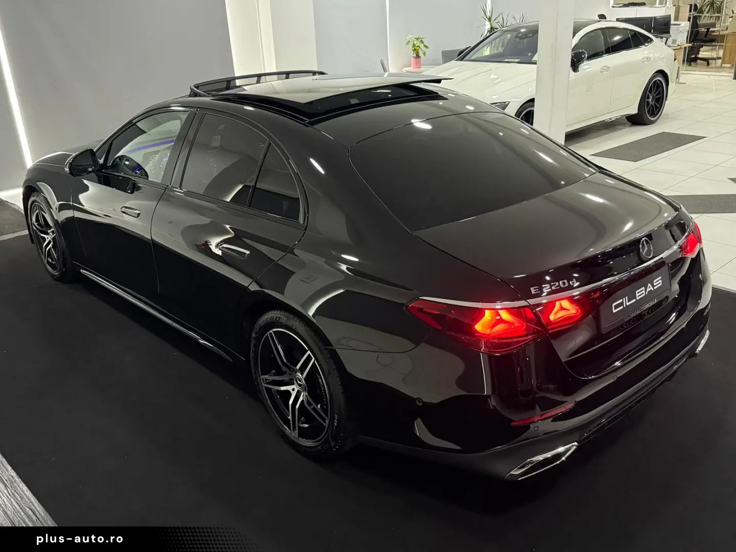 MERCEDES-BENZ E 220 d 9G AMG-LINE PANO KAM DISTR. NIGHT LED